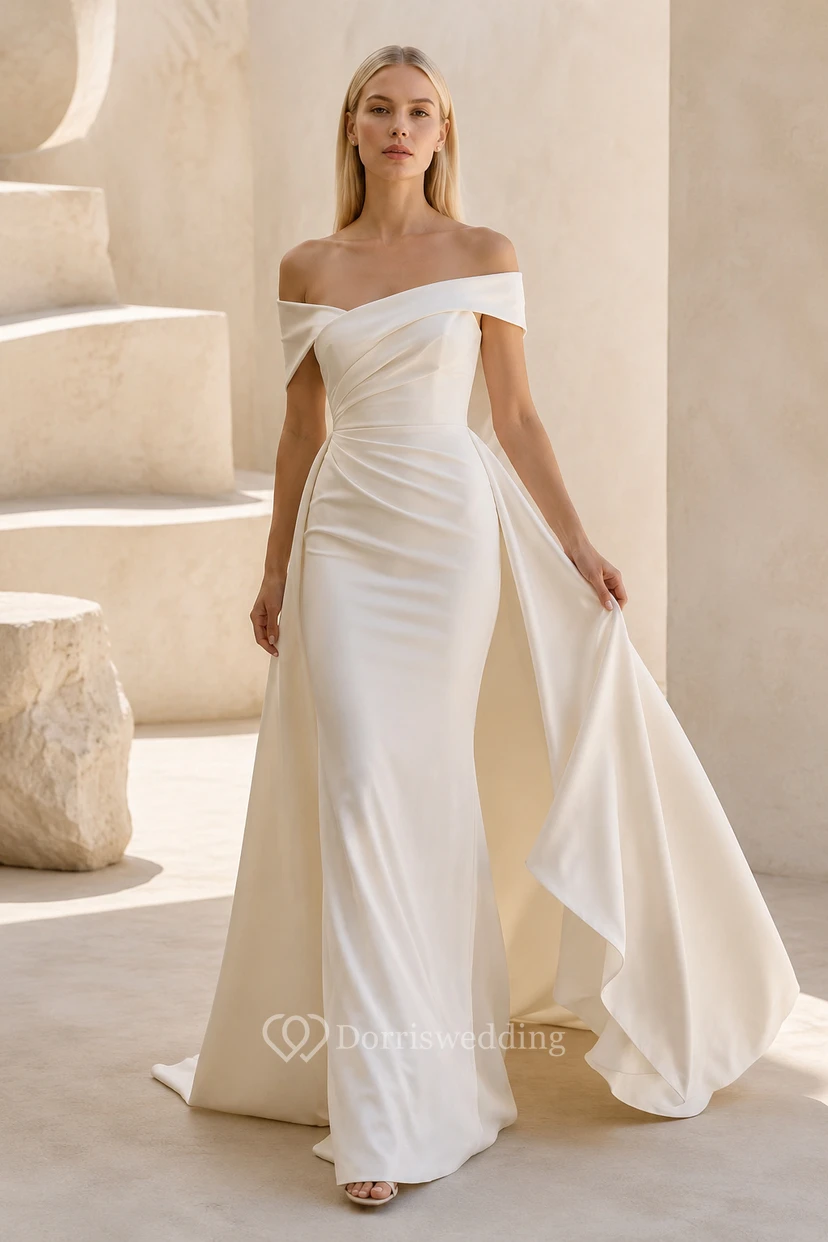 Robe de mariée fourreau en satin à épaules dénudées et drapé sur le côté