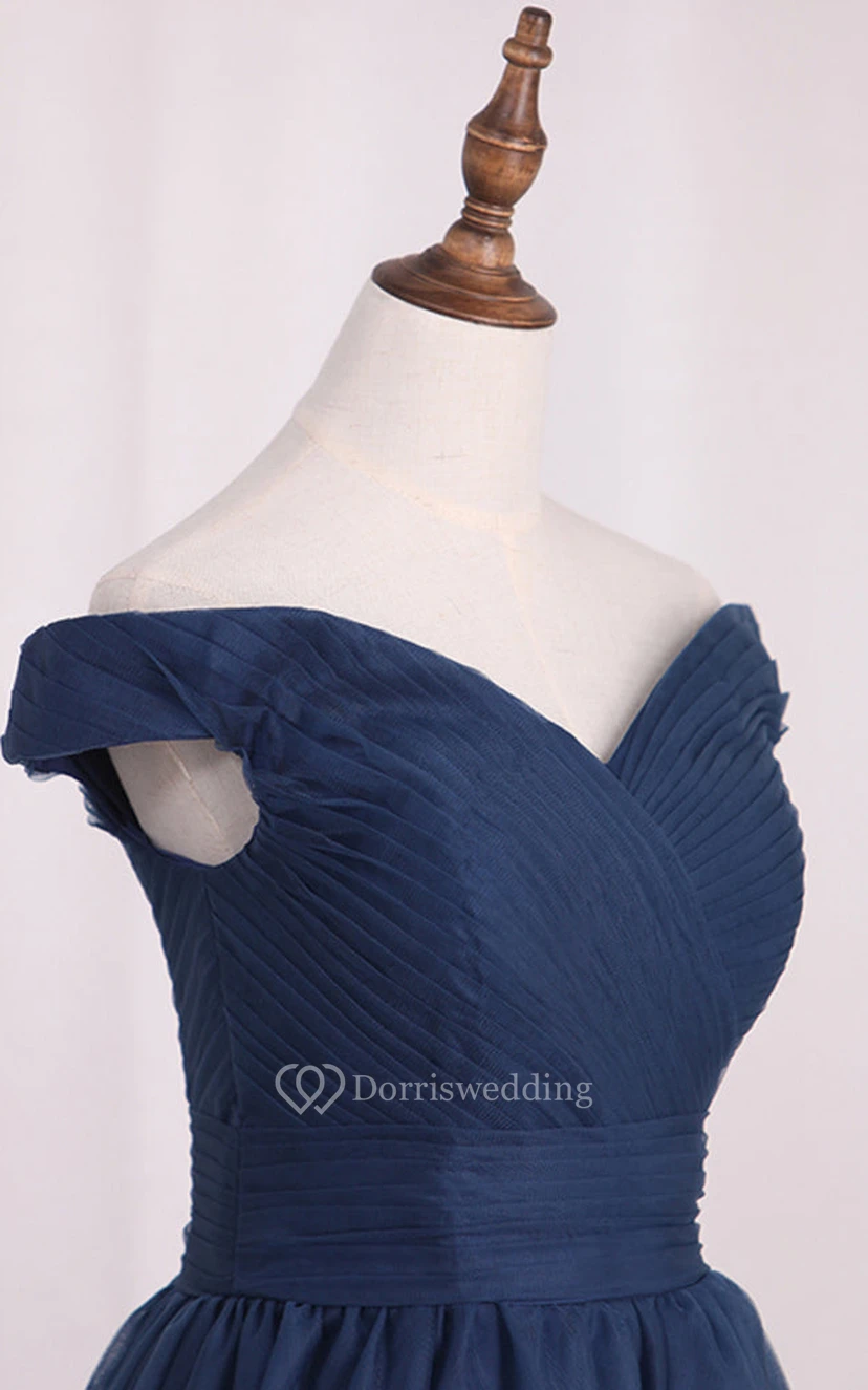 Robe de soirée moderne à traîne courte en tulle, coupe trapèze, dos corset et fronces, manches courtes, bustier. view 3