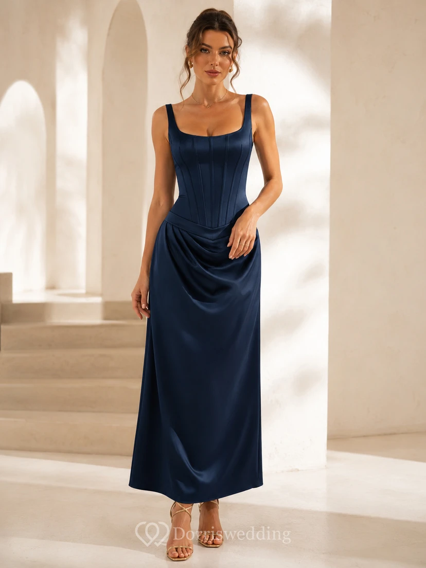 Robe midi d'invitée en satin drapé bleu marine foncé à col carré