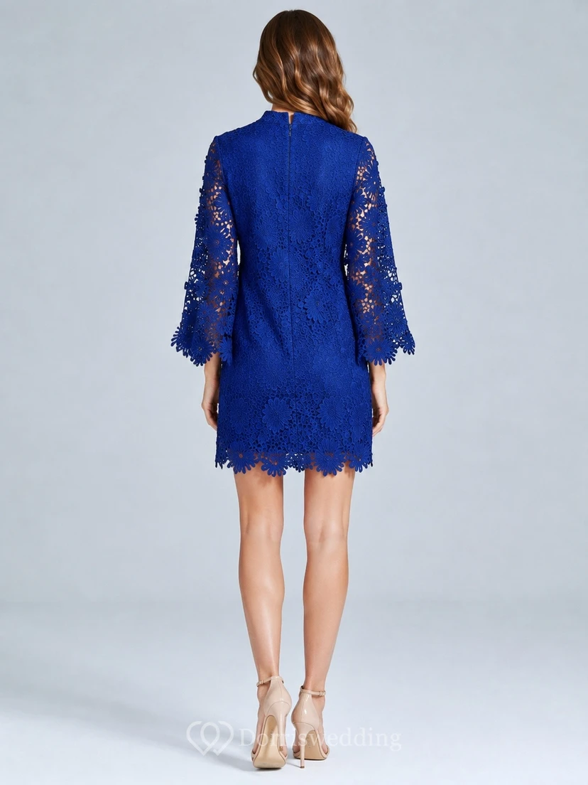 Robe de cocktail courte et sobre à manches longues bleu roi et col montant en dentelle view 2
