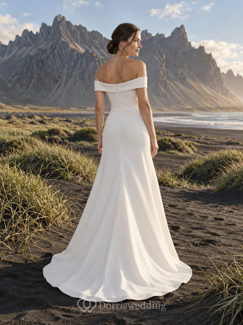 Sencillo vestido de novia de crepé con escote de hombros descubiertos, corte recto, escote plisado y bajo ligeramente acampanado. view 2