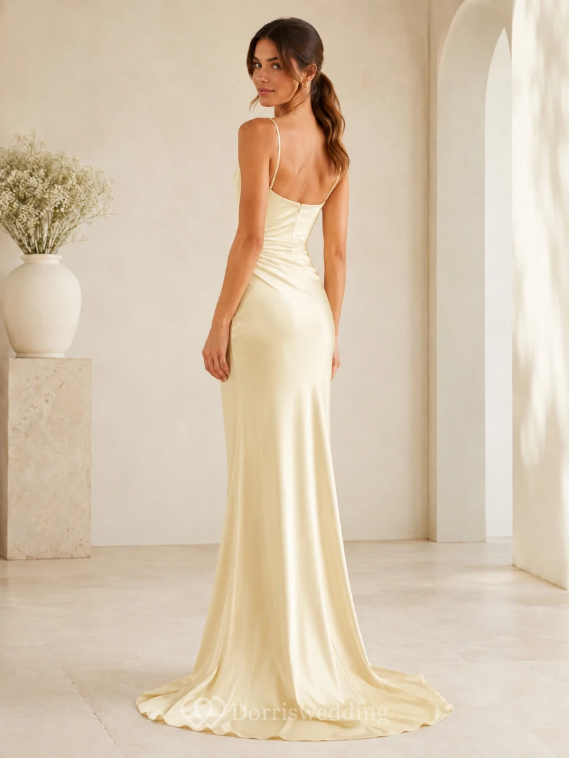 Robe de mariée fourreau en satin jaune jonquille à col bénitier et traîne balayée, bretelles spaghetti, col roulé, robe de mariée fourreau en satin à fines bretelles et col roulé. view 2