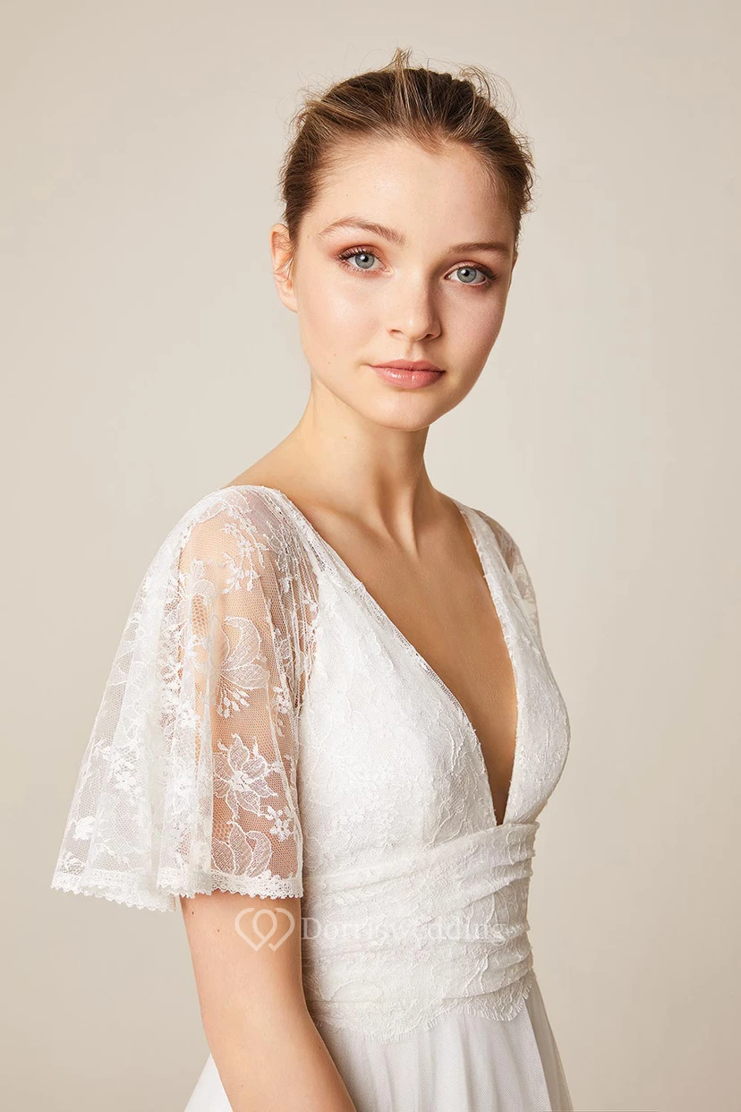 Robe de mariée bohème en dentelle et tulle à manches courtes et col en V éclatant view 3