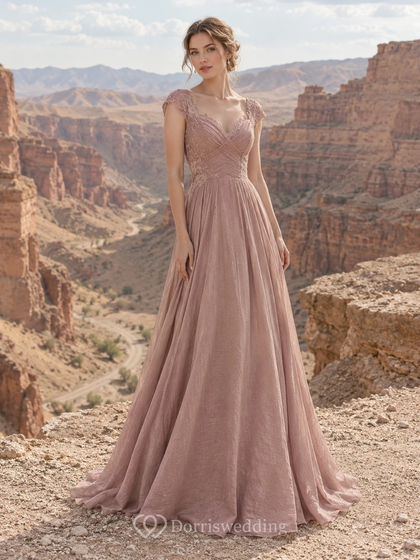 Vestido de novia color rosa empolvado con cuello joya, corpiño de encaje y mangas cortas