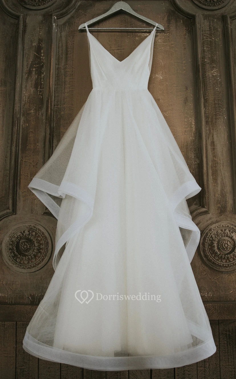 Fließendes, ärmelloses Brautkleid aus Tüll mit gekreuzten Trägern im Empire-Stil, tiefem V-Ausschnitt und drapiertem Rock view 7
