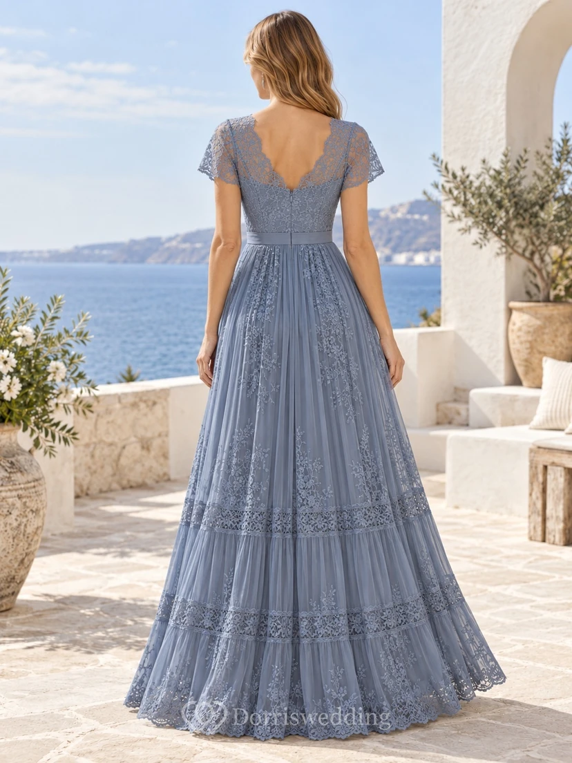 Vestido de dama de honor de gasa con escote en V, mangas con volantes y paneles de encaje, estilo bohemio, color azul. view 2