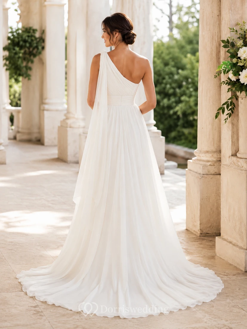 Robe de mariée élégante à une épaule en mousseline drapée, coupe trapèze, traîne, idéale pour la plage view 2