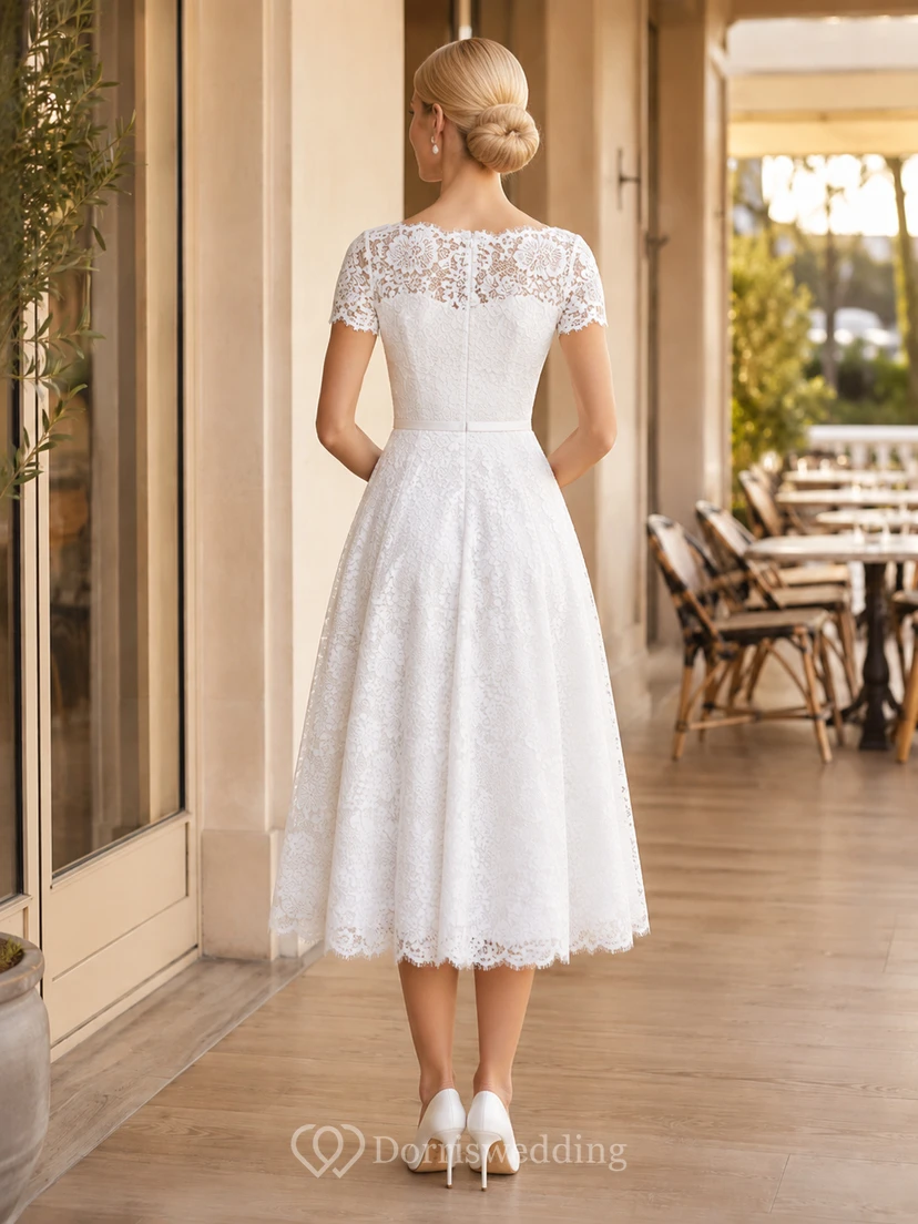Vestido de cóctel de boda modesto estilo vintage con escote barco, mangas cortas, encaje floral, corte en A, plisado y largo hasta la rodilla. view 2