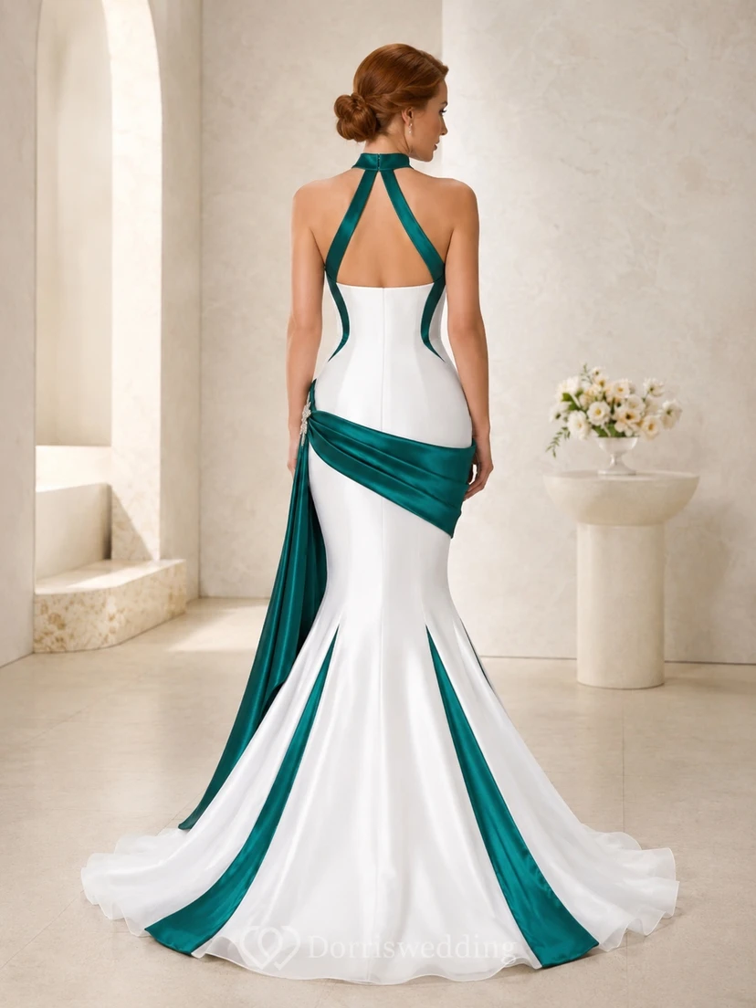 Modernes Brautkleid im Meerjungfrauenstil mit Pfauenmotiv, Neckholder, Satin-Drapierung und Kristallbesatz view 2