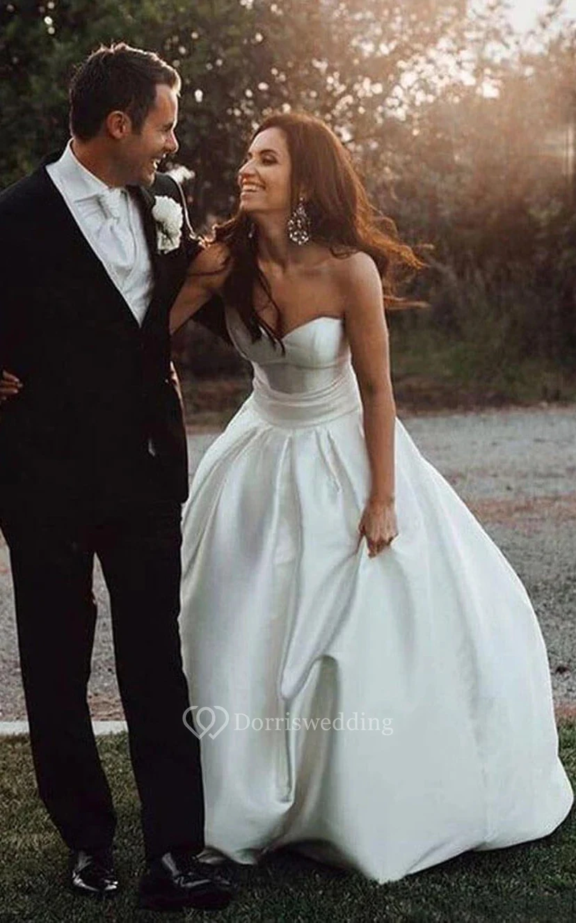 Robe de mariée unie simple, coupe trapèze, dos nu, bustier cœur et traîne chapelle view 3