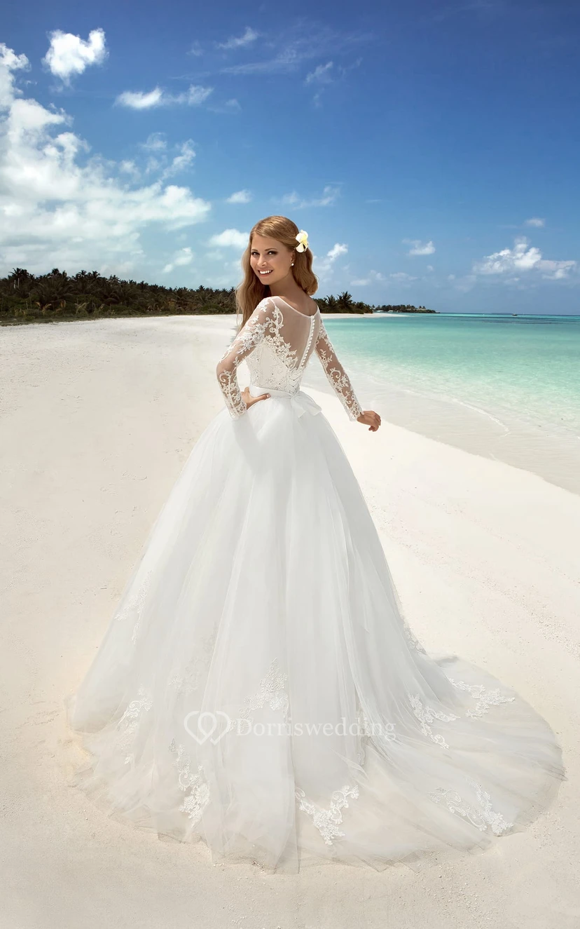 Robe de bal longue jusqu'au sol, col bateau, manches t-shirt, en tulle illusion ornée de perles et d'appliques view 3