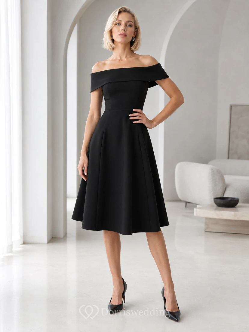 Vestido de cóctel negro de satén con escote doblado, manga corta, cintura natural y corte entallado y falda acampanada, largo hasta la rodilla.