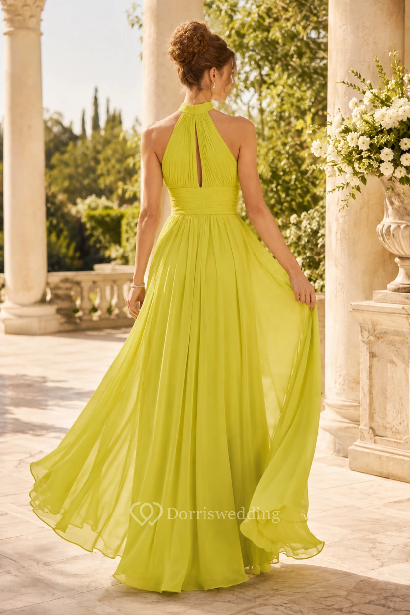 Vestido de noche verde lima de gasa, corte A, escote halter, sin mangas, largo hasta el suelo. view 2