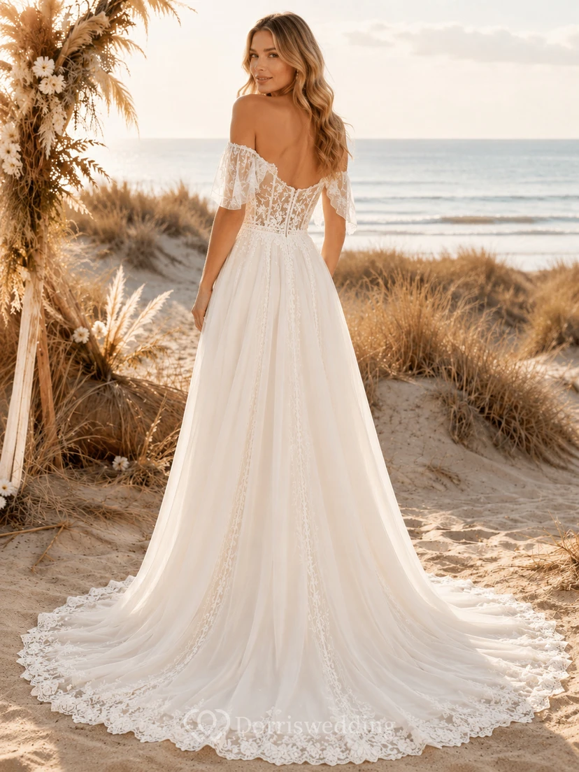 Robe de mariée bohème en dentelle florale, épaules dénudées, décolleté cœur, manches courtes, coupe trapèze, traîne chapelle, idéale pour la plage view 2