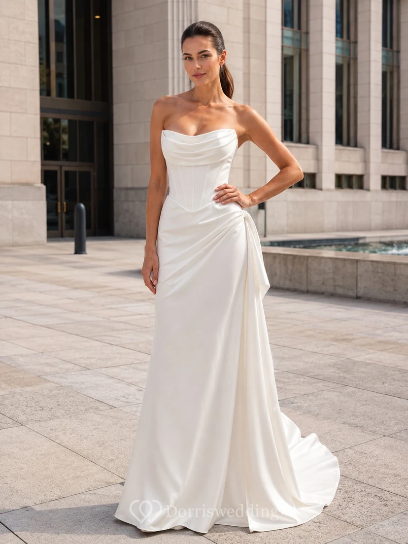 Vestido de novia blanco sencillo, elegante, con escote halter y corte en A, drapeado.