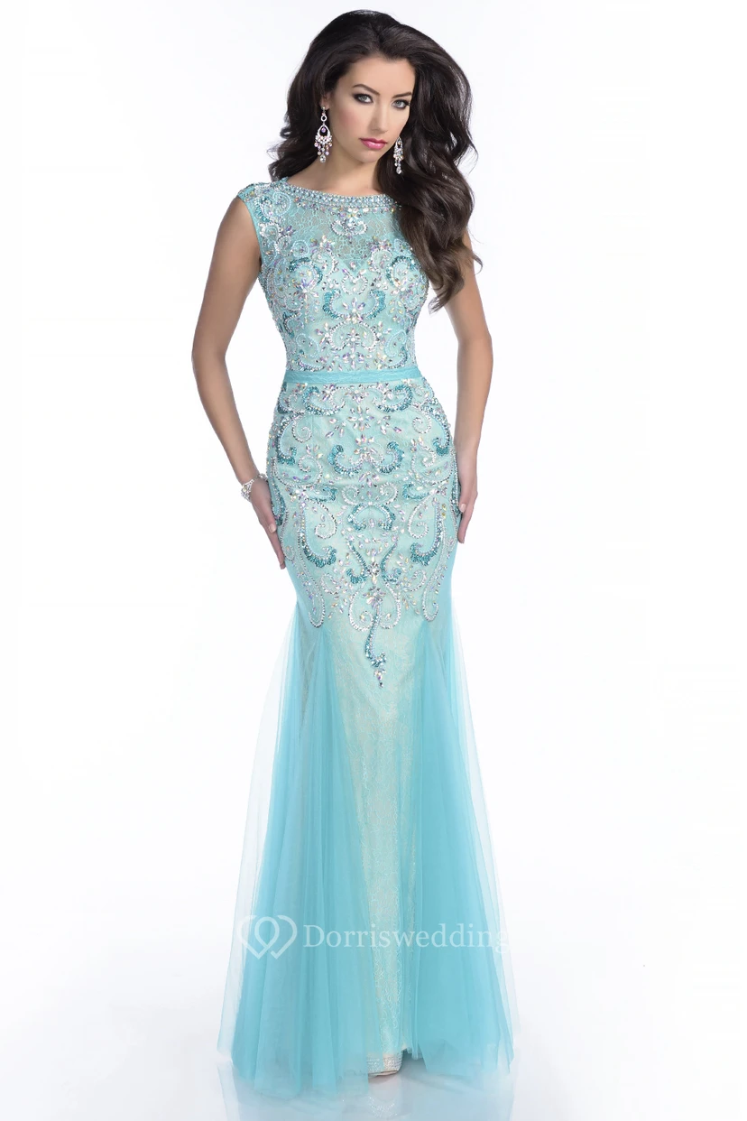 Vestido de sirena de tul sin mangas con espalda abierta y perlas.