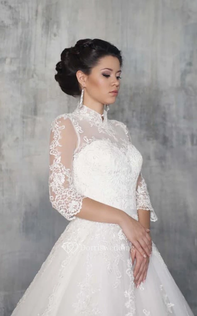Robe de bal longue à col montant et manches 3-4 en tulle illusion ornée d'appliques view 3