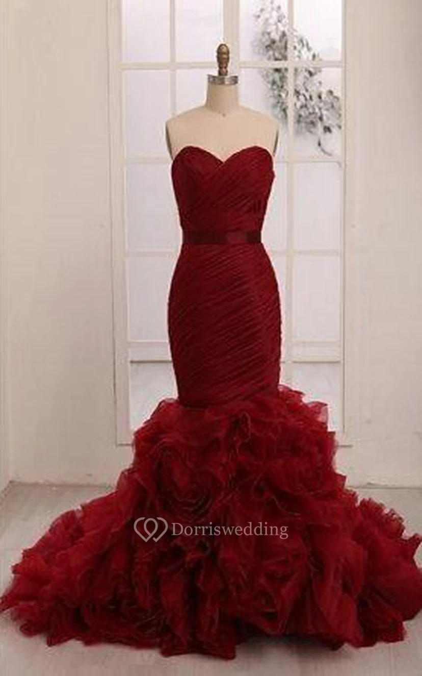 Vestido corto de organza sin mangas con escote corazón, estilo sirena, con pliegues, capas, volantes en cascada y cola de cepillo.