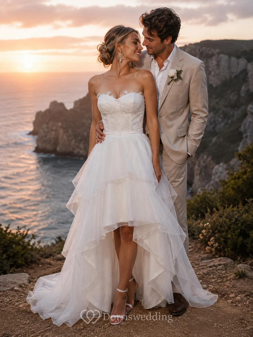 Robe de mariée en mousseline à dos lacé et décolleté asymétrique, ornée de volants et de superpositions view 3
