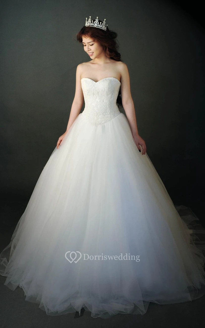 Robe trapèze en tulle à décolleté cœur, corsage en dentelle et dos lacé. view 2