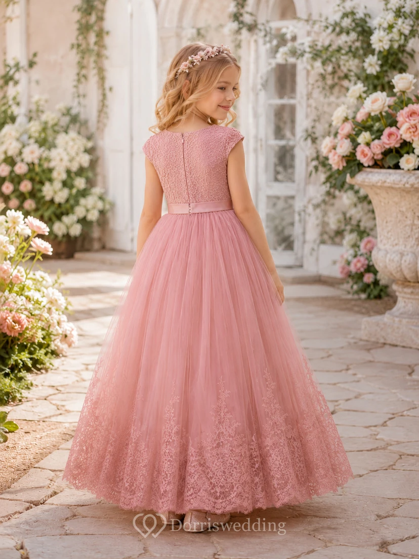 Robe de demoiselle d'honneur en tulle et dentelle rose poudré, coupe trapèze, sans manches, ornée d'appliqués floraux et d'un nœud. view 2