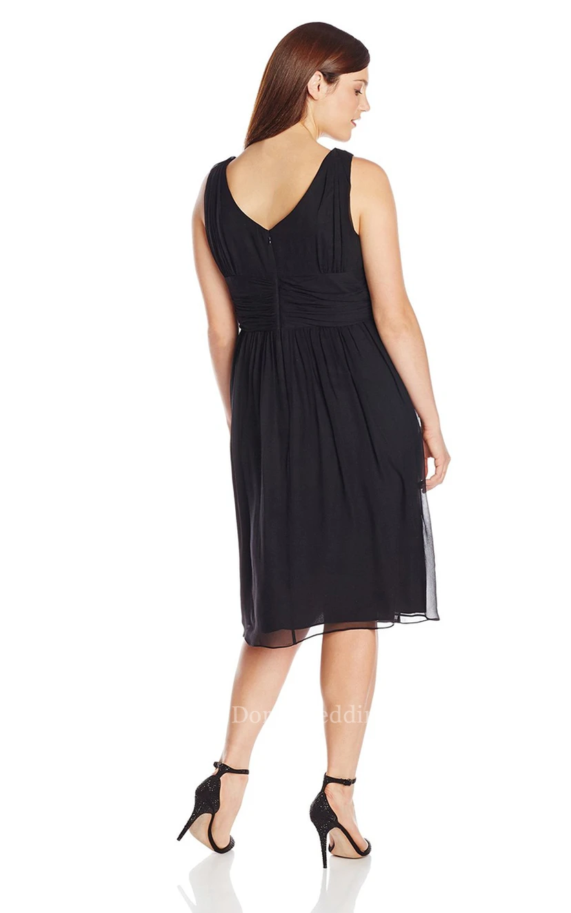 Knielanges Chiffonkleid mit V-Ausschnitt und baskischer Taille view 2