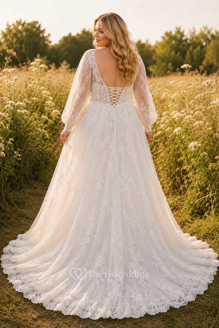 Robe de mariée grande taille à manches longues, coupe trapèze, en dentelle avec corset au dos. view 2