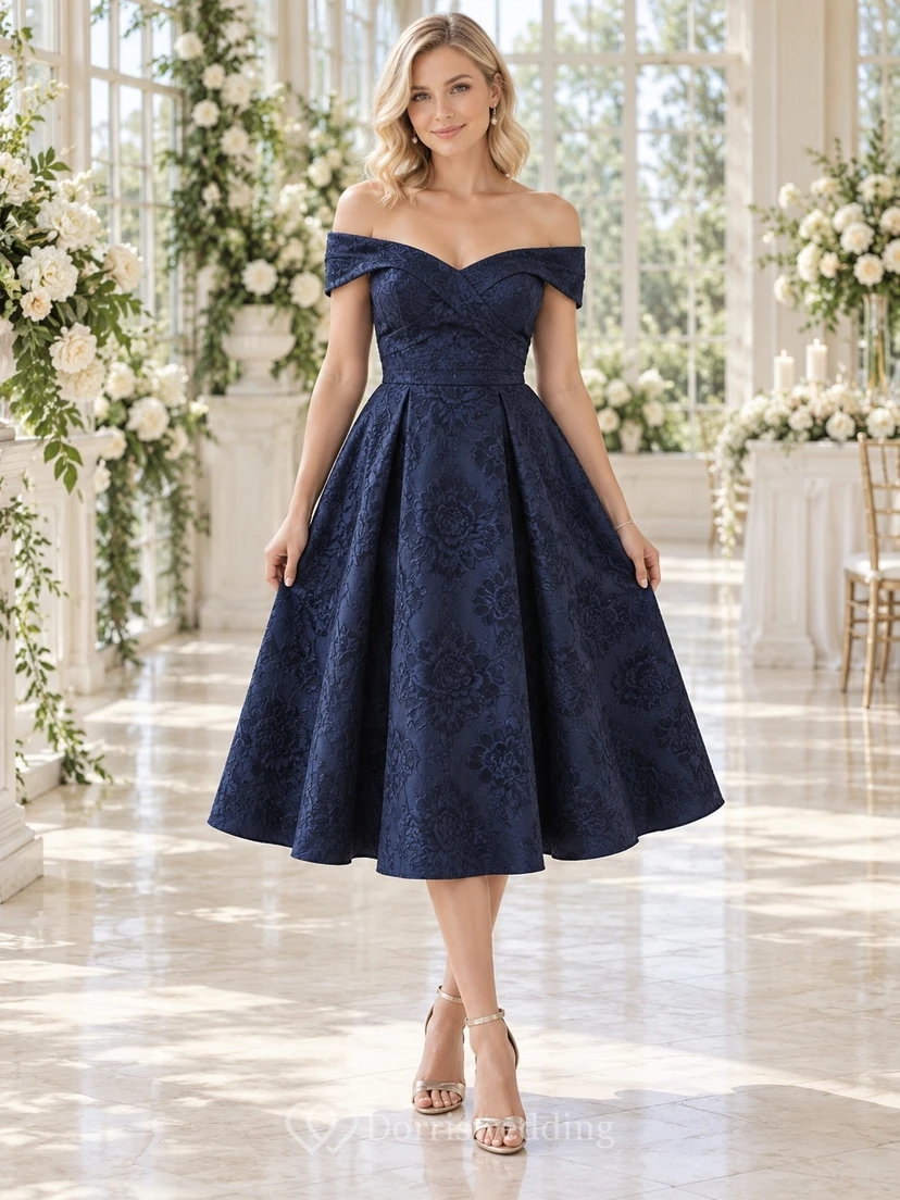 Vestido de invitada de boda vintage azul marino oscuro con escote corazón y hombros descubiertos en jacquard