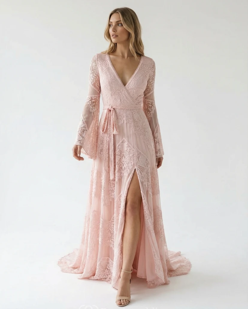 Weißes Boho-Maxi-Brautkleid aus Spitze mit langen Glockenärmeln und hohem Schlitz view 3