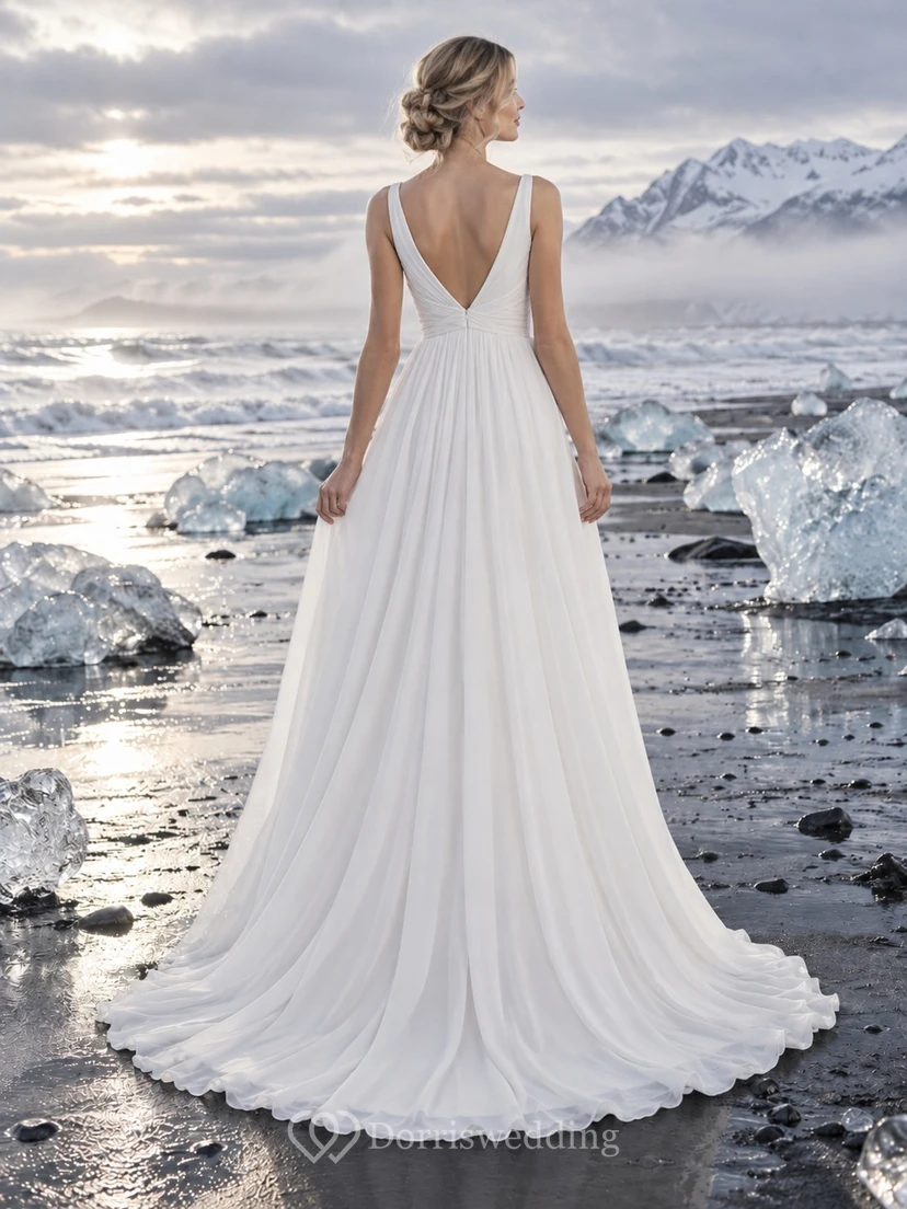 Sencillo vestido de novia de corte A sin mangas en georgette con escote en V fruncido y falda superpuesta. view 2