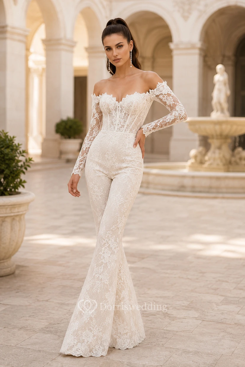 Elfenbeinfarbener schulterfreier Jumpsuit aus Spitze für die Hochzeit