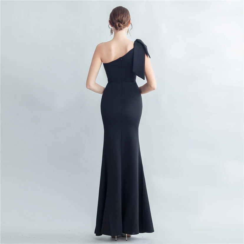 Elegantes Abendkleid aus Spitze mit Strassbesatz, Perlenverzierungen, schräger Schulterpartie, römischem Kragen und Seitenschlitz view 6