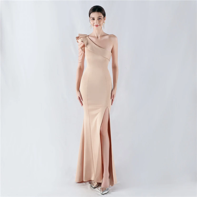Vestido de noche asimétrico de satén con escote alto y cuello oblicuo, adornado con cuentas. view 3