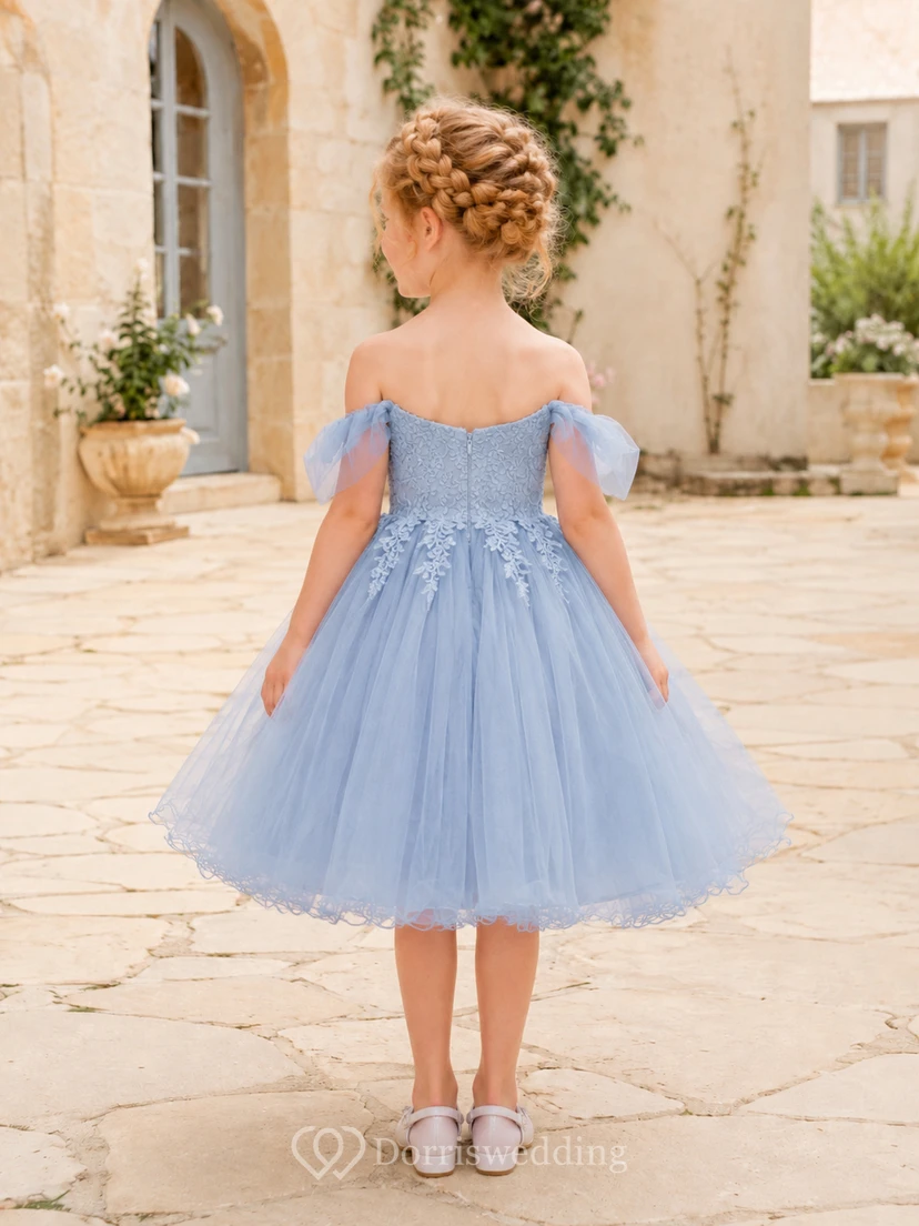 Robe de demoiselle d'honneur en tulle et dentelle bleu poudré, coupe trapèze, avec nœud à épaules dénudées et appliques florales view 2