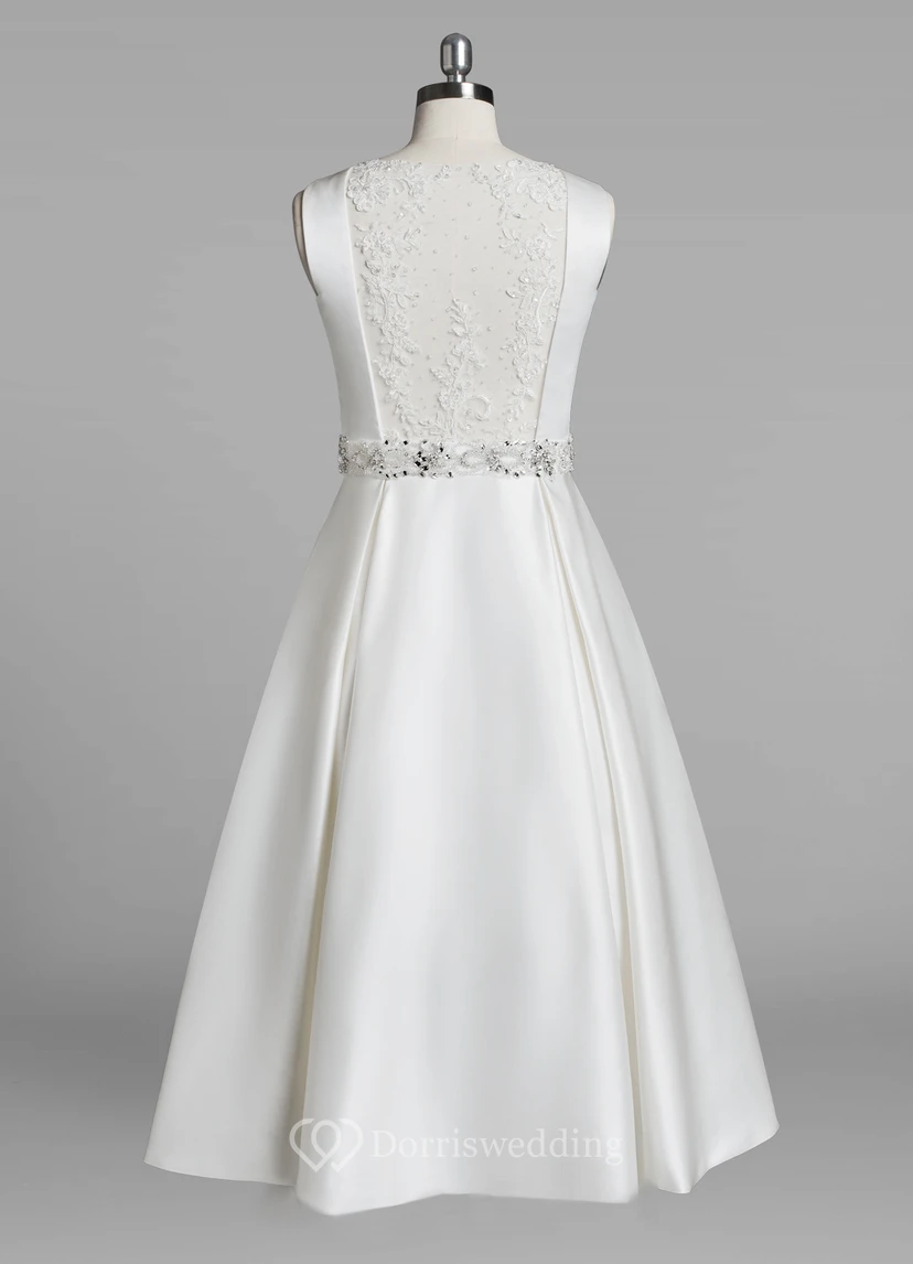 Robe de mariée en satin, longueur thé, sans manches, col rond, coupe trapèze, ornée de perles view 3