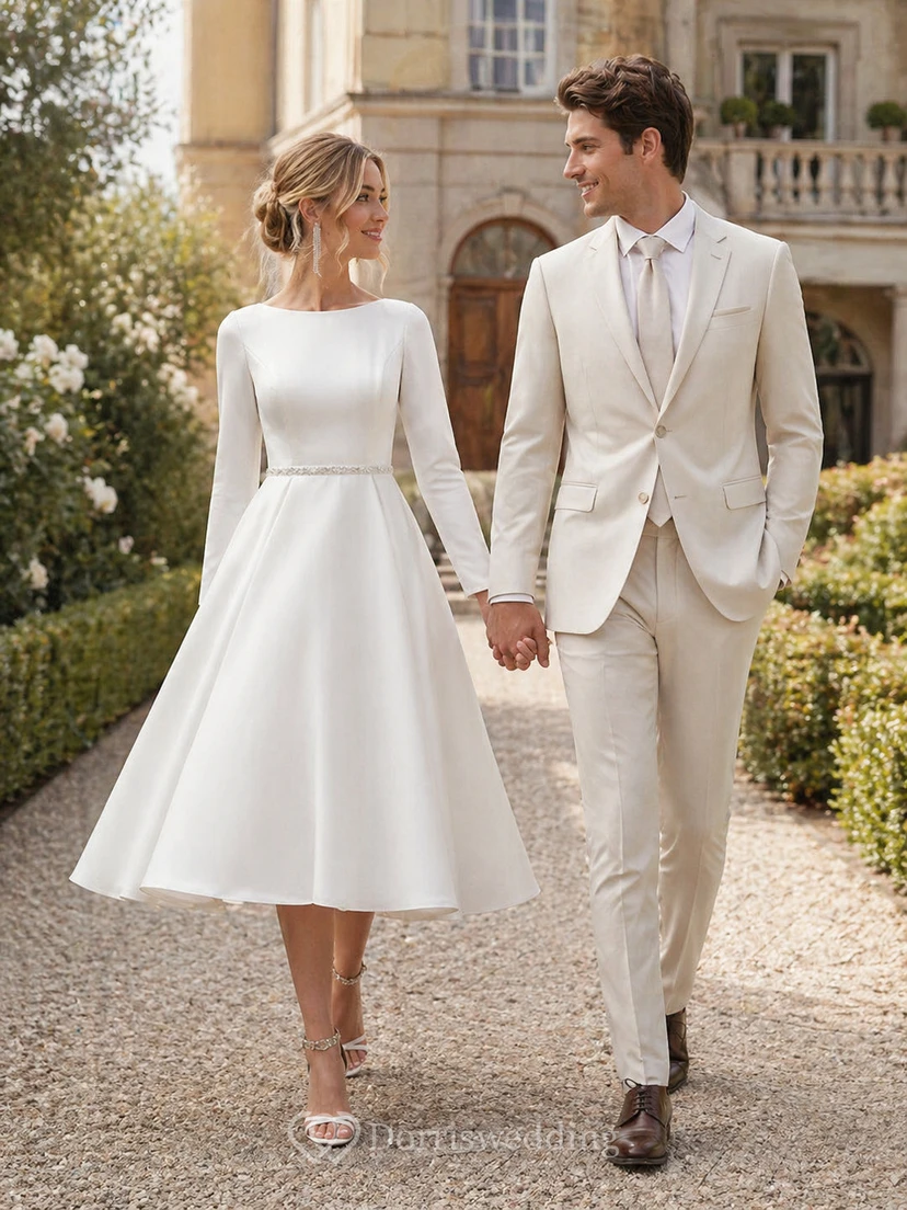 Robe de mariée simple en satin, à manches longues et col bateau, coupe trapèze, longueur thé, ornée de cristaux.