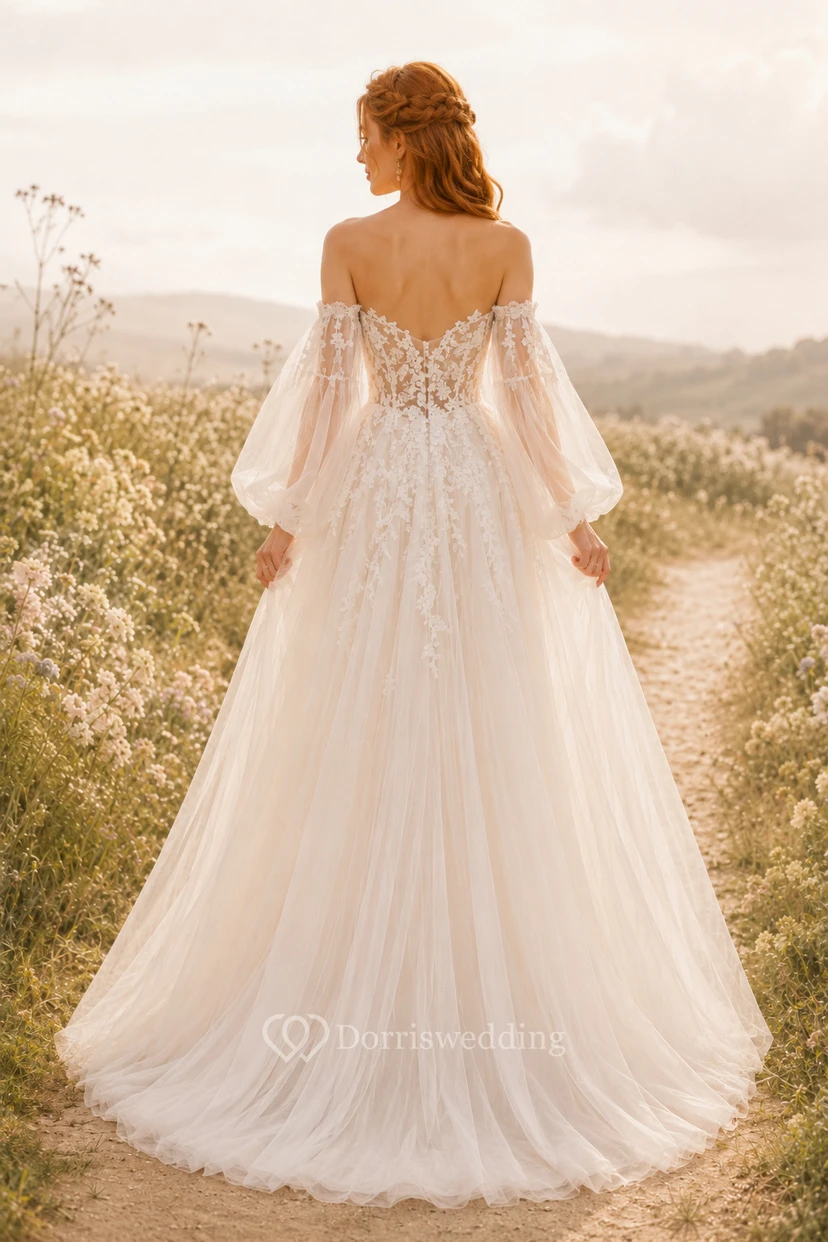 Robe de mariée en tulle trapèze à épaules dénudées et corsage en dentelle view 2