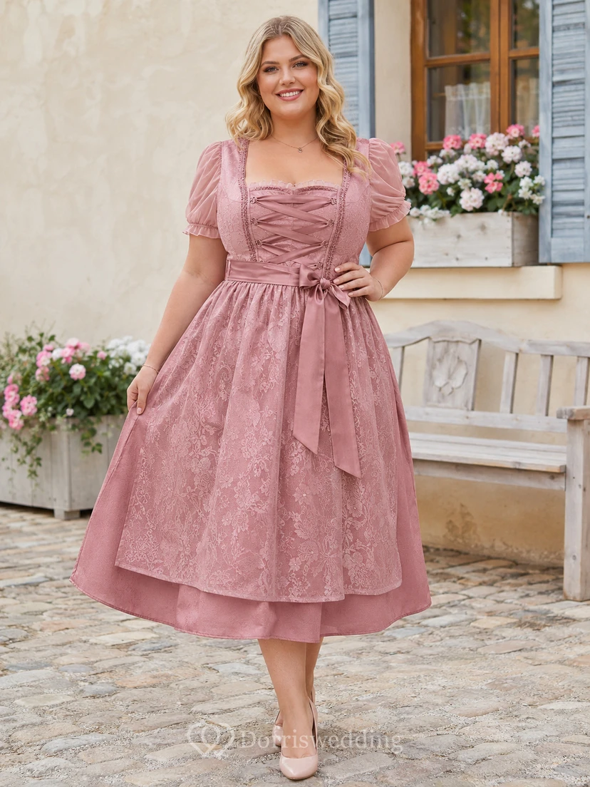 Vestido formal de talla grande color rosa empolvado con encaje, corte en A, largo hasta la rodilla, mangas cuadradas abullonadas.