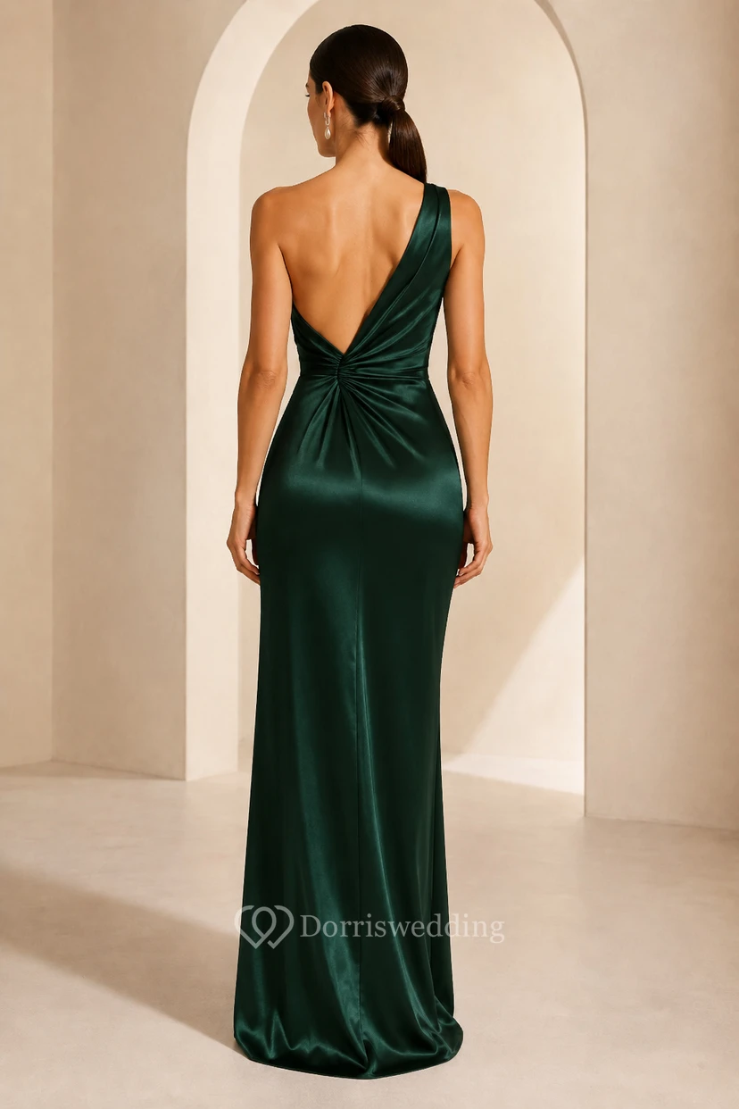 Vestido de noche de satén verde oscuro, corte recto, un solo hombro, sin mangas, fruncido, largo hasta el suelo. view 2
