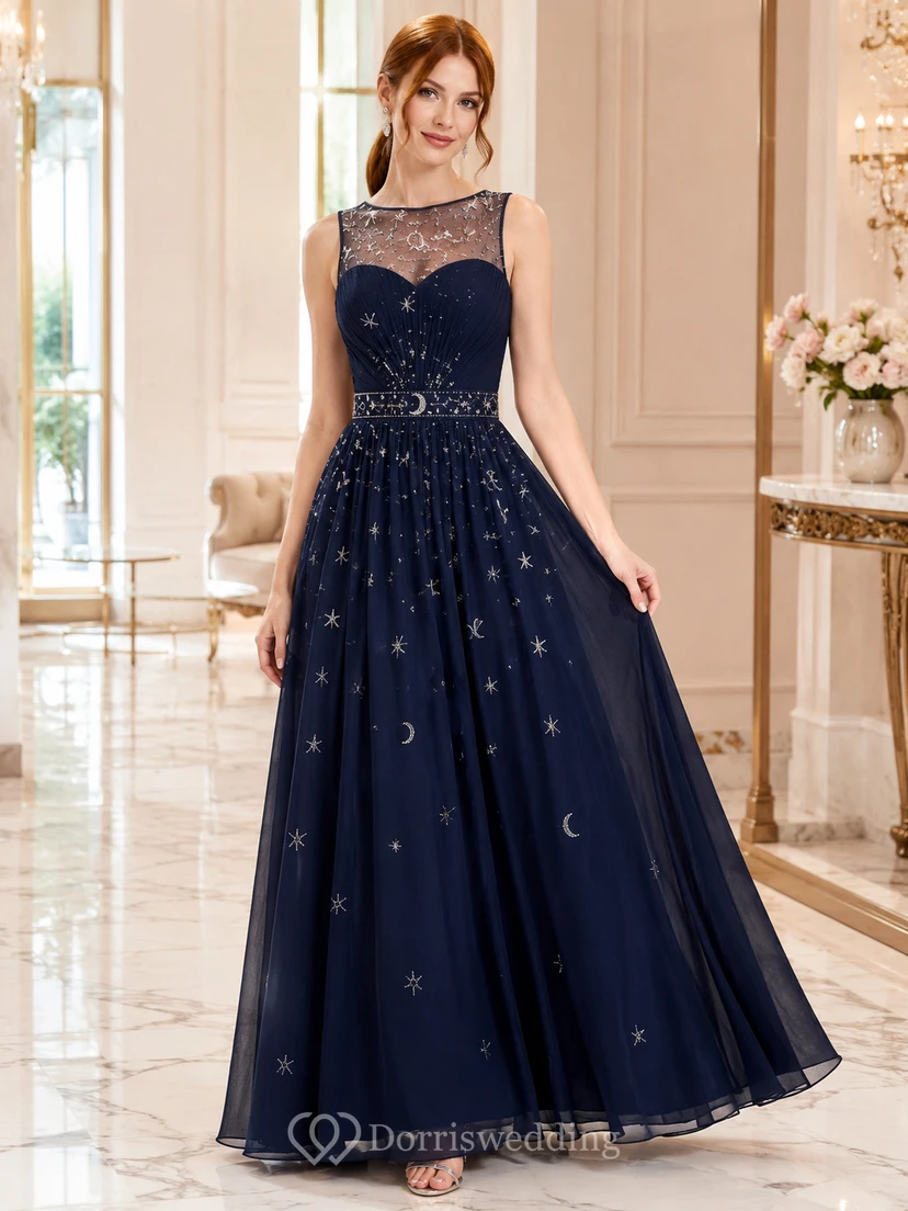 Vestido largo de tul azul marino oscuro con escote ilusión y detalles de cuentas.
