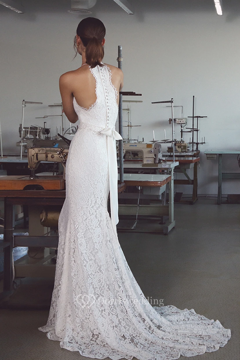 Elegantes, ärmelloses Brautkleid mit Neckholder und Schleppe aus Spitze – schlicht und elegant view 2