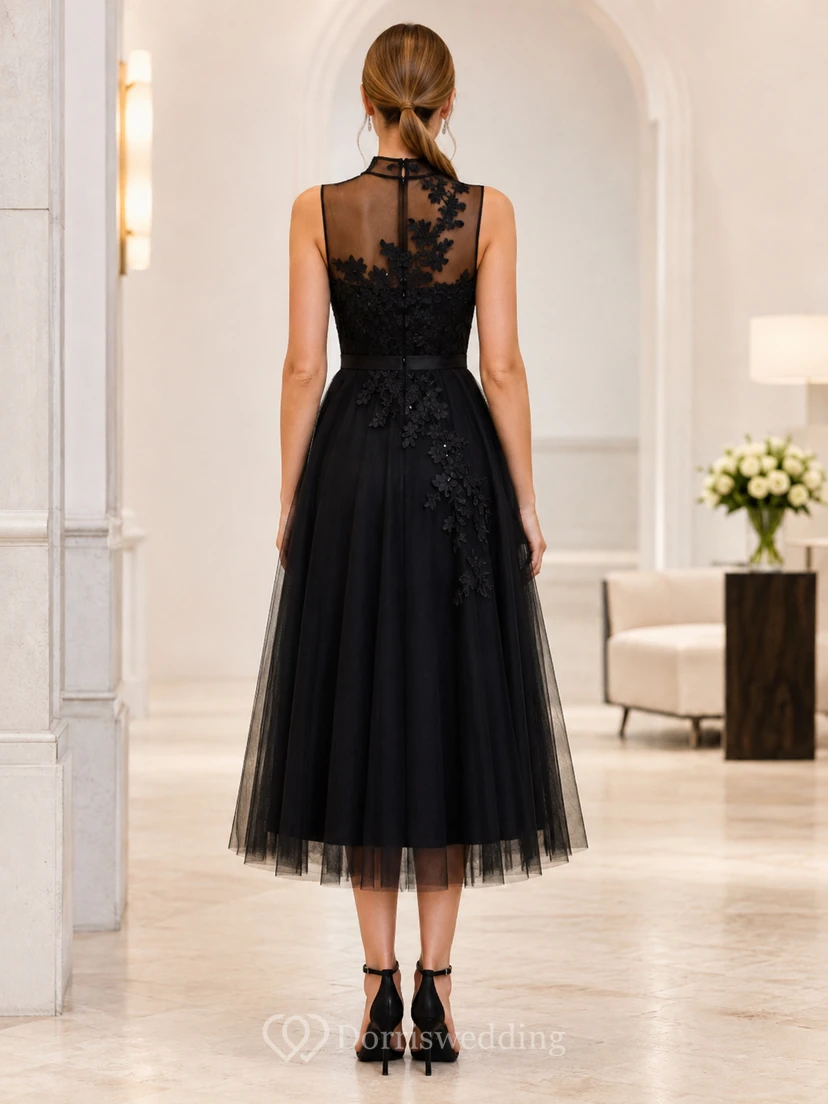 Vestido de invitada negro de cuello alto, encaje ilusión y tul, largo hasta la rodilla view 2