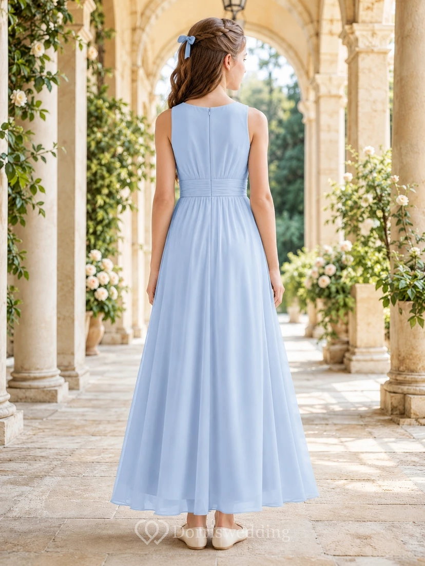 Vestido de dama de honor juvenil azul cielo, corte en A, largo midi, sin mangas, corpiño plisado, estilo romántico. view 2