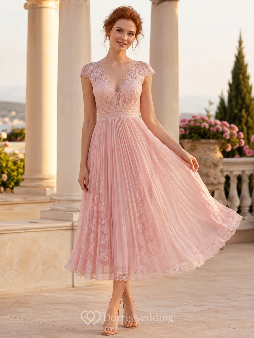 Elegantes, plissiertes Teekleid in zartem Rosa mit V-Ausschnitt, Spitzenärmeln und V-Ausschnitt