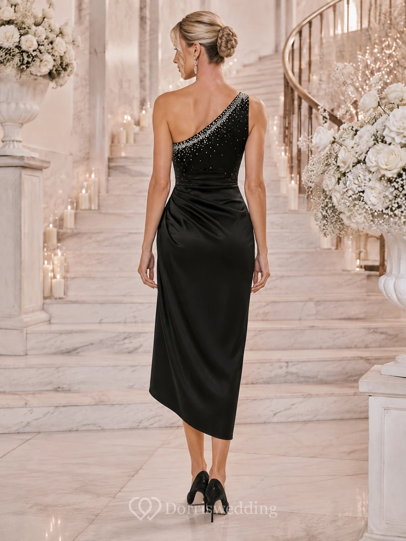 Vestido midi negro de satén con un solo hombro y cristales, estilo tubo, para invitadas. view 2
