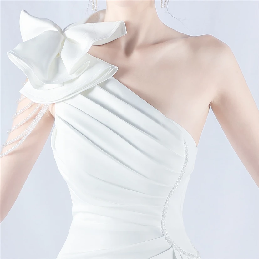 Vestido de noche de satén plisado con hombros descubiertos y escote alto, bordado a mano con cuentas y flores, para mujer. view 62