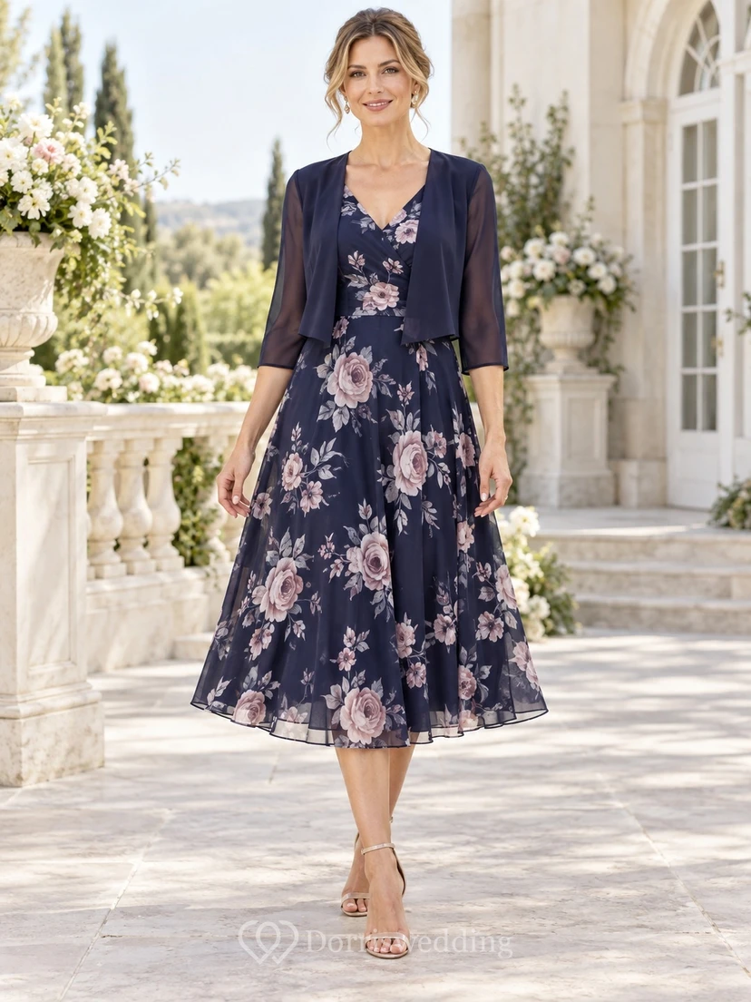 Chaqueta de manga tres cuartos con cuello en V y estampado de rosas azul marino, corte en A, largo hasta la rodilla, ideal para invitadas.