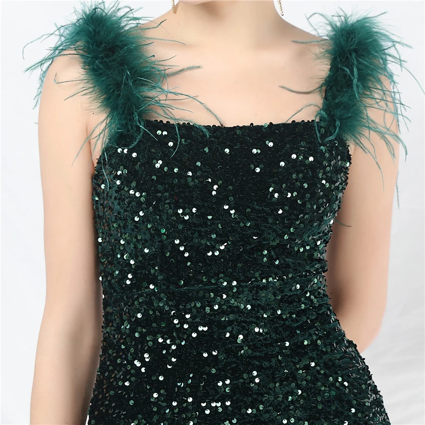 Handgefertigtes, perlenbesetztes Abendkleid aus Straußenfedern und Pailletten view 63