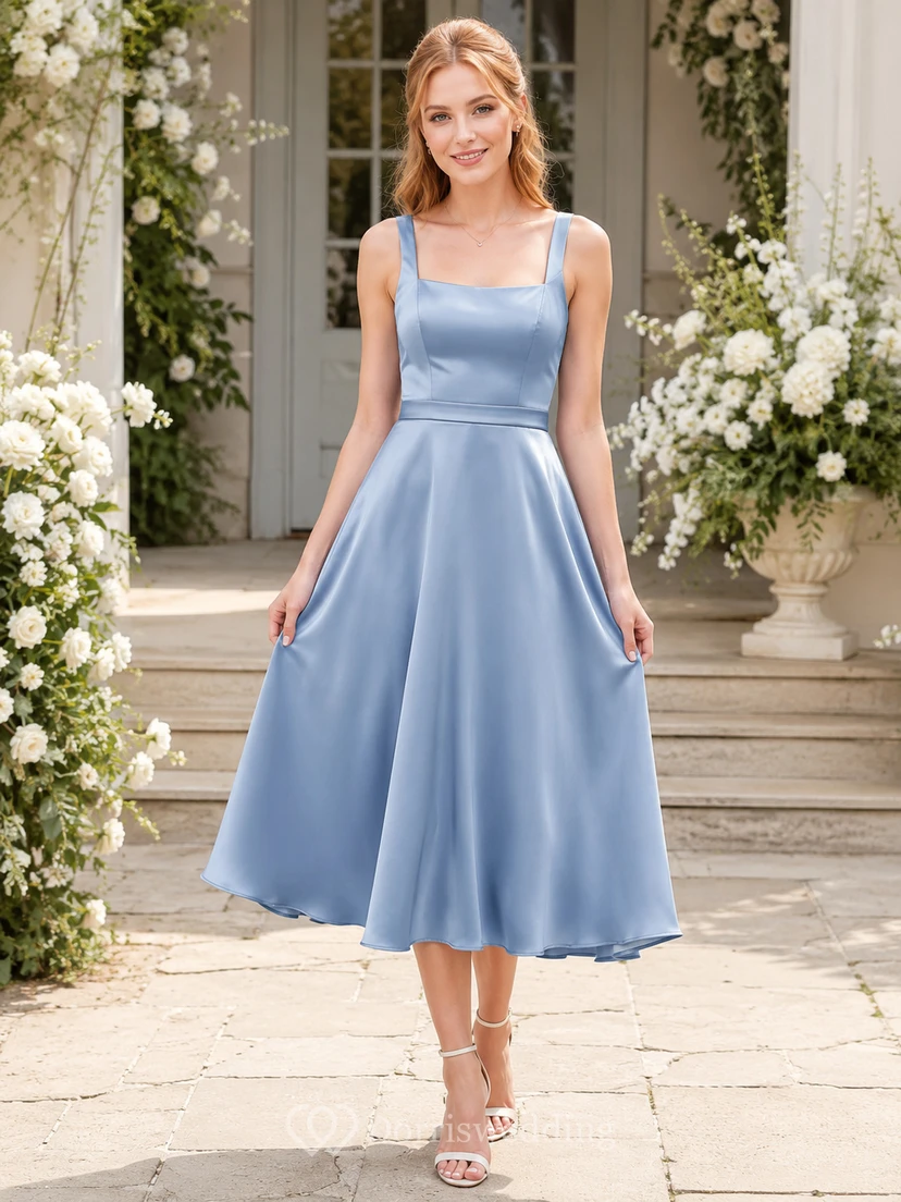 Robe de demoiselle d'honneur bleu poudré en satin, col carré, longueur thé, coupe trapèze, encolure carrée