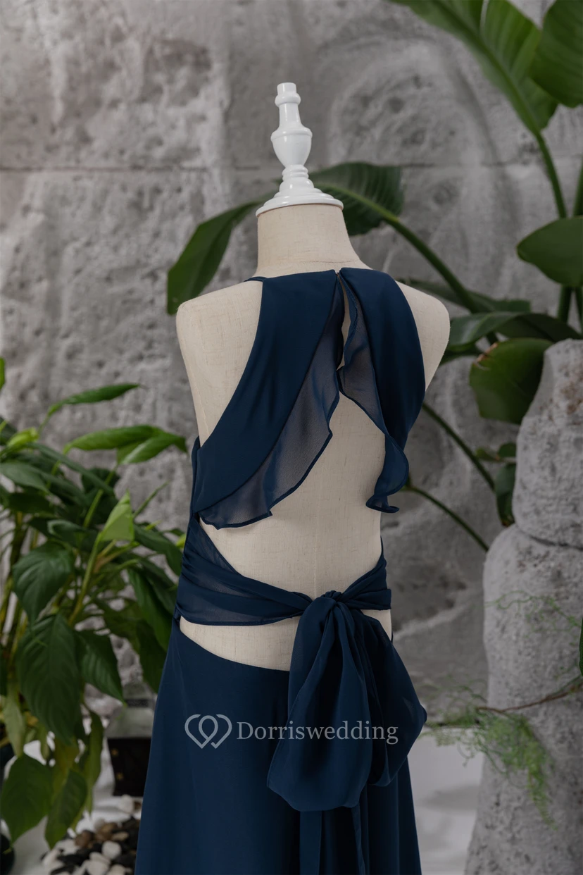 Einfaches, dunkelblaues Chiffon-Blumenmädchenkleid mit Spaghettiträgern und seitlicher Drapierung view 10